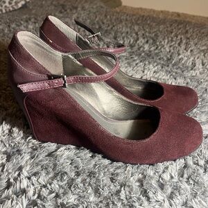 Reaction Kenneth Cole Burgundy Wedge Shoes